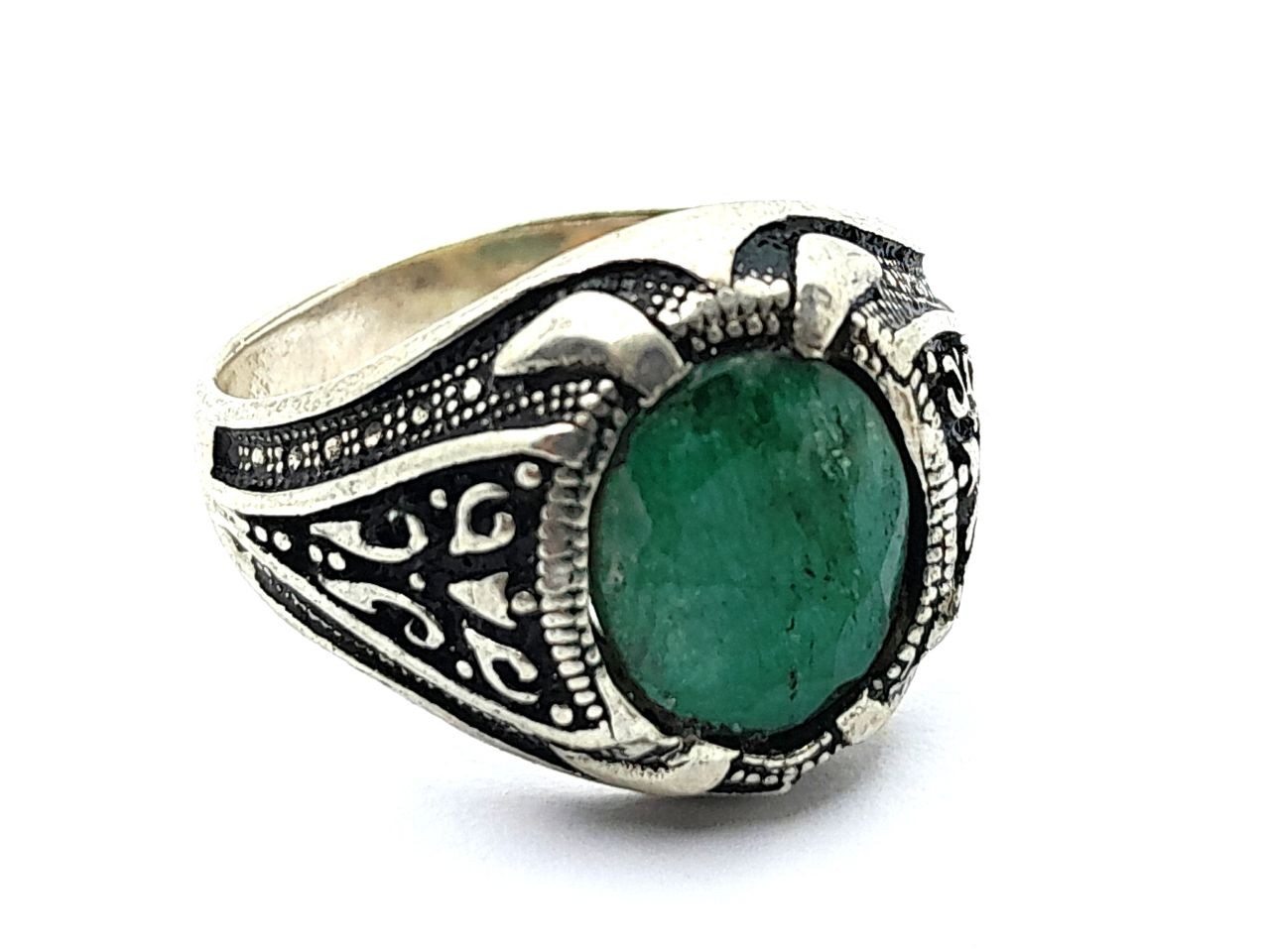 Silver ring with emerald stone 