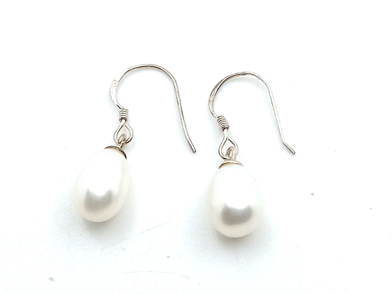 Silver earring with pearls
