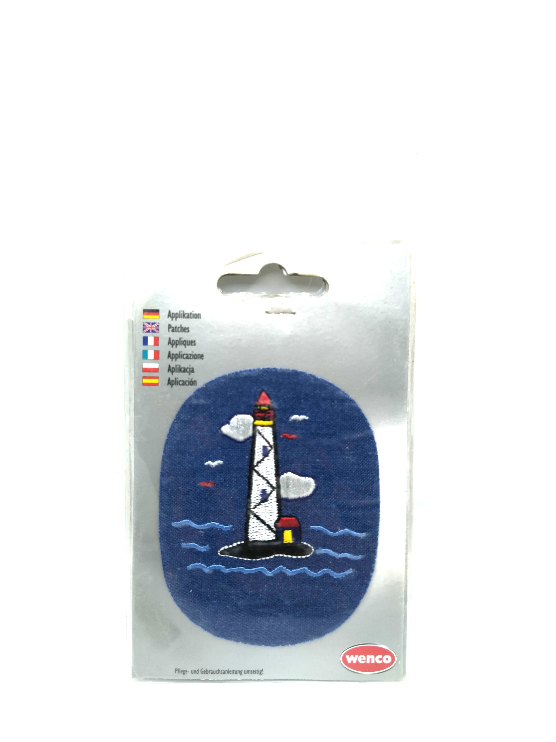 A badge in the shape of a "lighthouse on an island" 